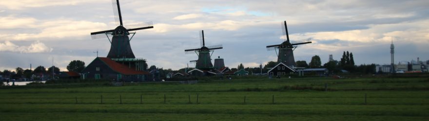 The windmills of Zaanse Schans are placed along the lines of the dyke that follows the river 'Zaan'.